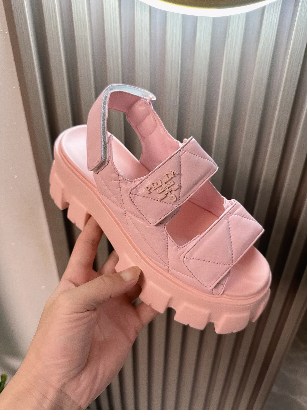 👟👟Ex-factory price 520👟👟 Prada 2024 new summer sandals series Thick-soled sandals This is a must-have for summer. It feels soft and delicate on the feet and is extremely comfortable. You can match it as you like. Original molded midsole. Original foaming technology tooth outsole, size 35-41.